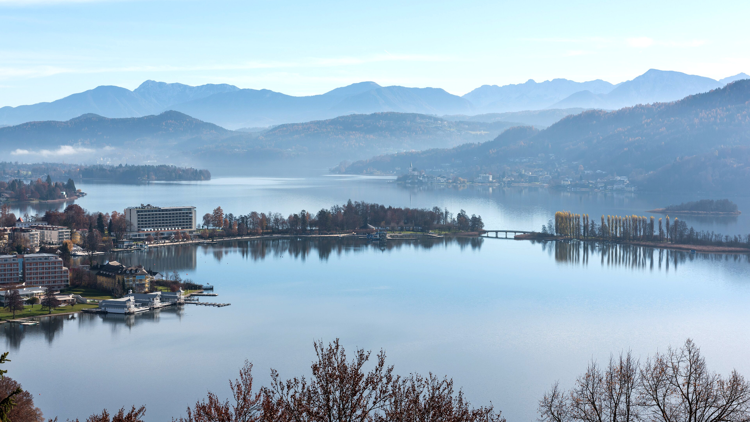 Wörthersee mit bewohnten Uferbereichen und Kärntner Hügellandschaft